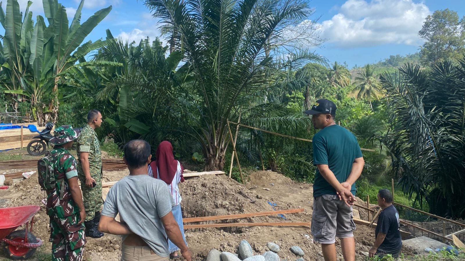 Dandim 0408/BS Tinjau Pembangunan Jembatan Gantung Perintis Garuda Berjalan Sesuai Rencana