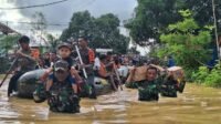 Anggota Kodim 1417/Kendari bersama Tim SAR membatu warga terdampak banjir