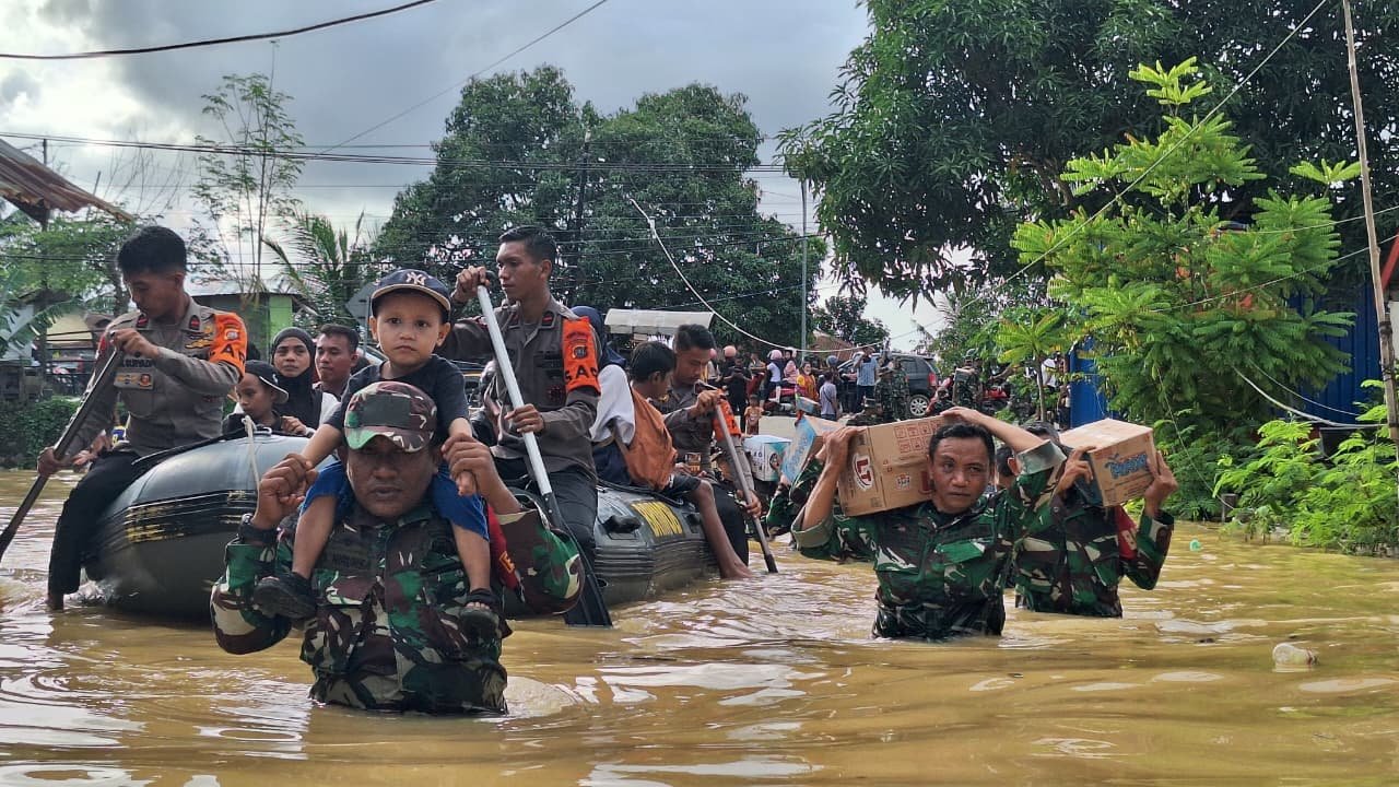 Anggota Kodim 1417/Kendari bersama Tim SAR membatu warga terdampak banjir