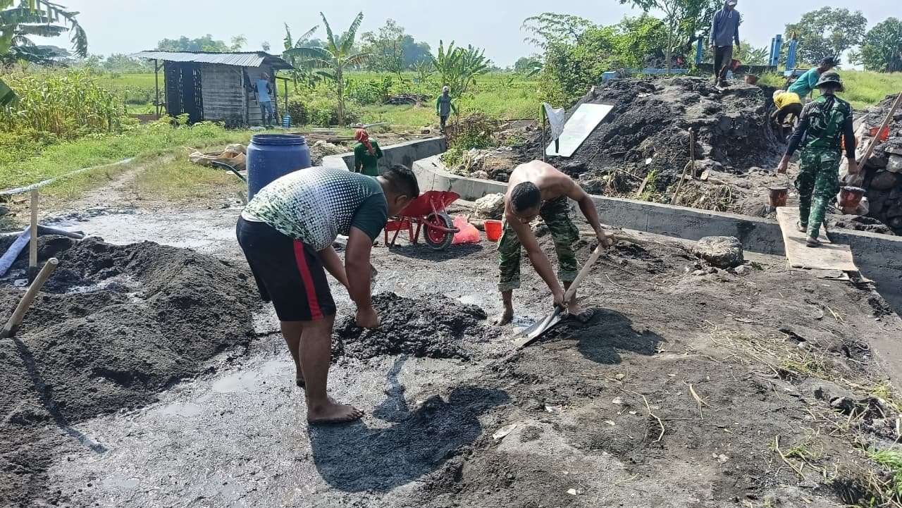 Sinergi TNI dan Masyarakat Slempit dalam Pembenahan Irigasi Sawah