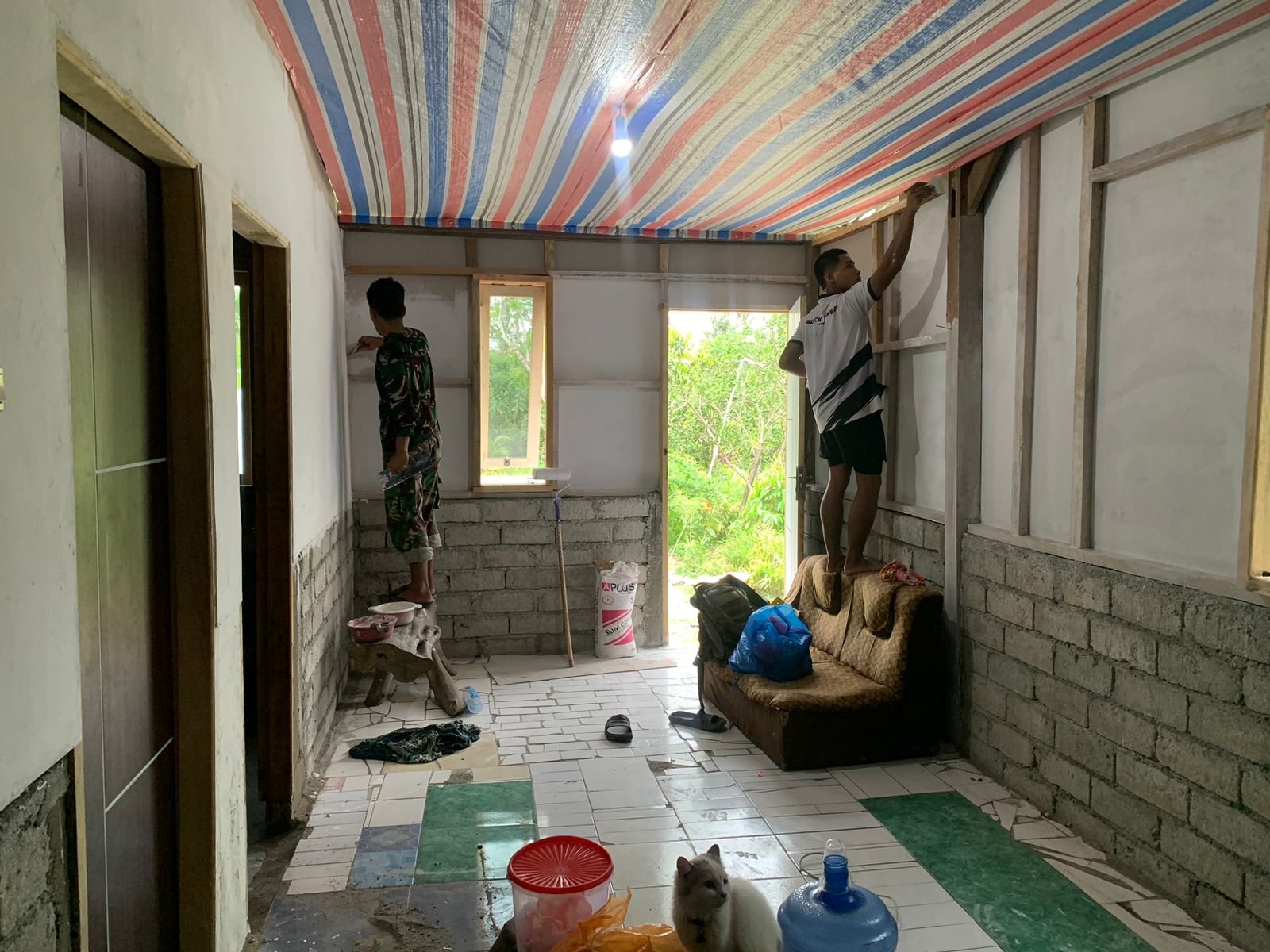 Satgas TMMD Lakukan Pengecatan untuk Perbaikan Rumah Warga
