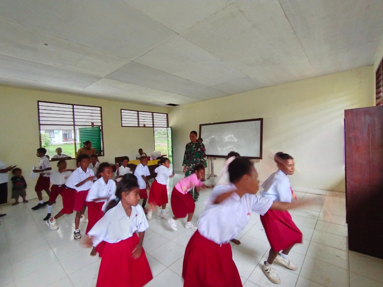 Satgas TMMD Ke-128 Gelar Pelatihan Tari Yospan untuk Siswa
