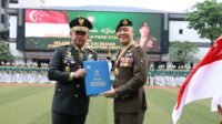 Kepala Staf Angkatan Darat (Kasad) Jenderal TNI Maruli Simanjuntak, M.Sc., bersama Chief of Army Singapore Army, Major General Cai Dexian
