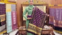 Persit sedang mengenakan kain songket palembang berbahan sutra dan katun