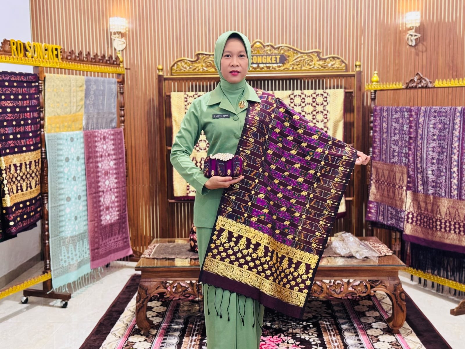 Persit sedang mengenakan kain songket palembang berbahan sutra dan katun