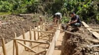 Fondasi Jembatan TMMD Mulai Terbentuk, Warga Sarah Raya Terlibat Langsung