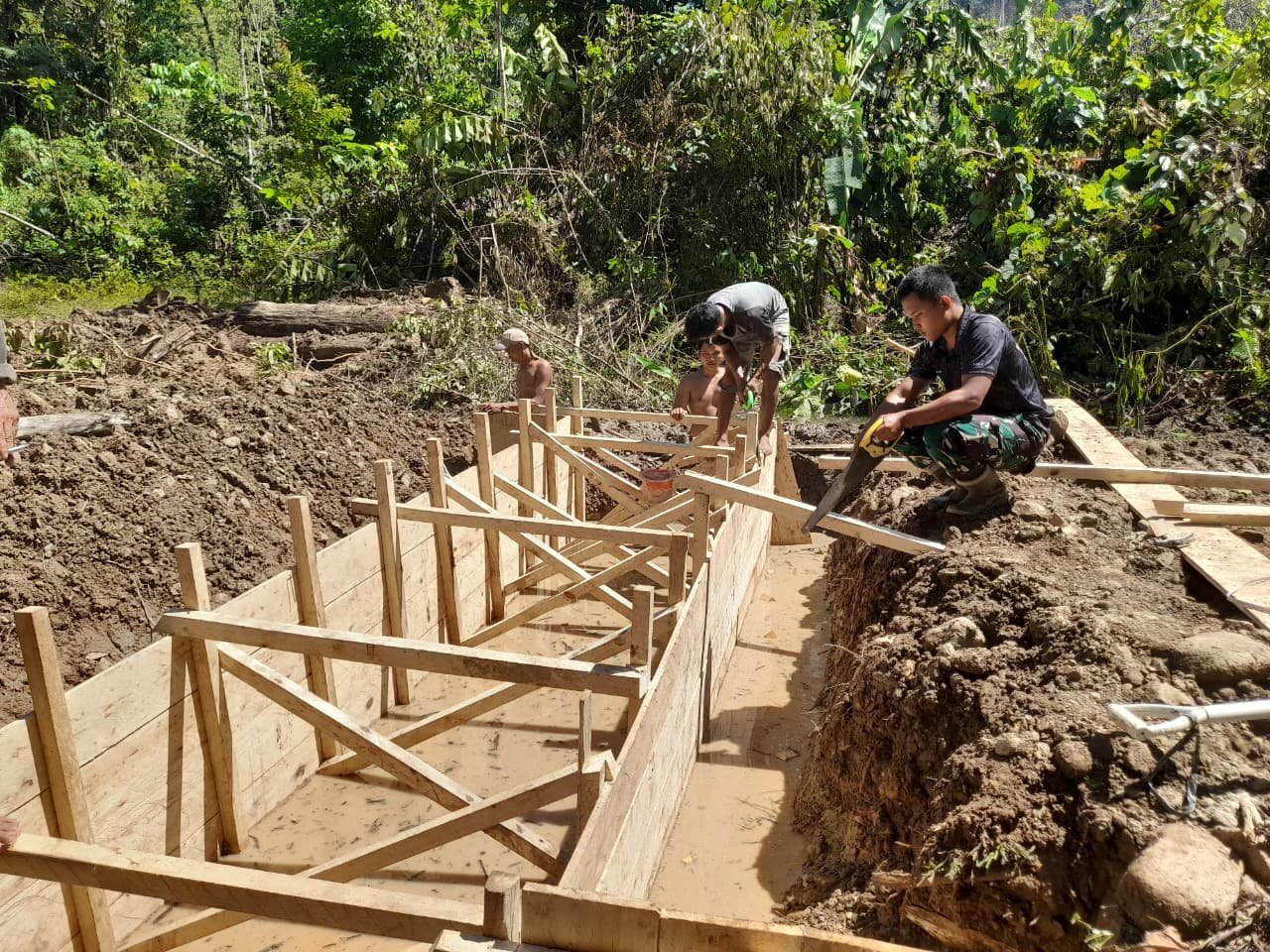 Fondasi Jembatan TMMD Mulai Terbentuk, Warga Sarah Raya Terlibat Langsung