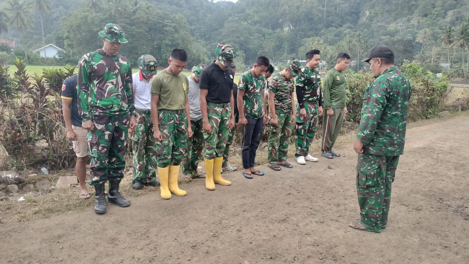 Deretan Lubang Tanam di Batulappa Awali Penanaman Alpukat
