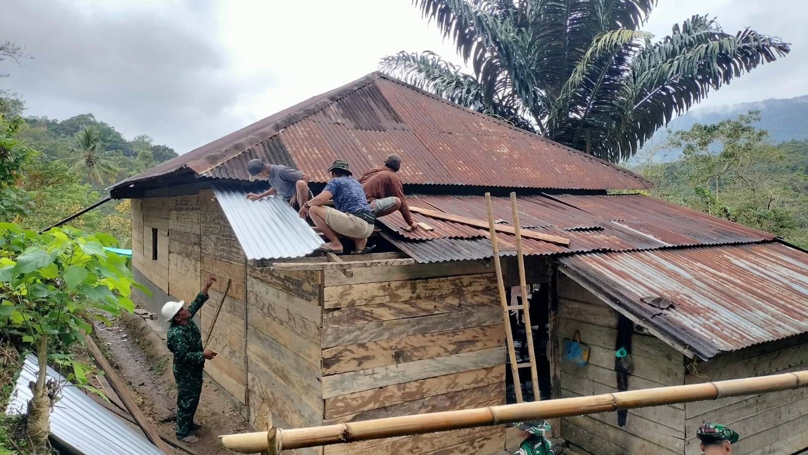 Penghijauan Batulappa Dimulai dengan Pembuatan Lubang untuk Bibit Alpukat