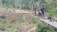 Warga Bergotong Royong Pasang Besi Plat untuk Jembatan Gantung Pattuku