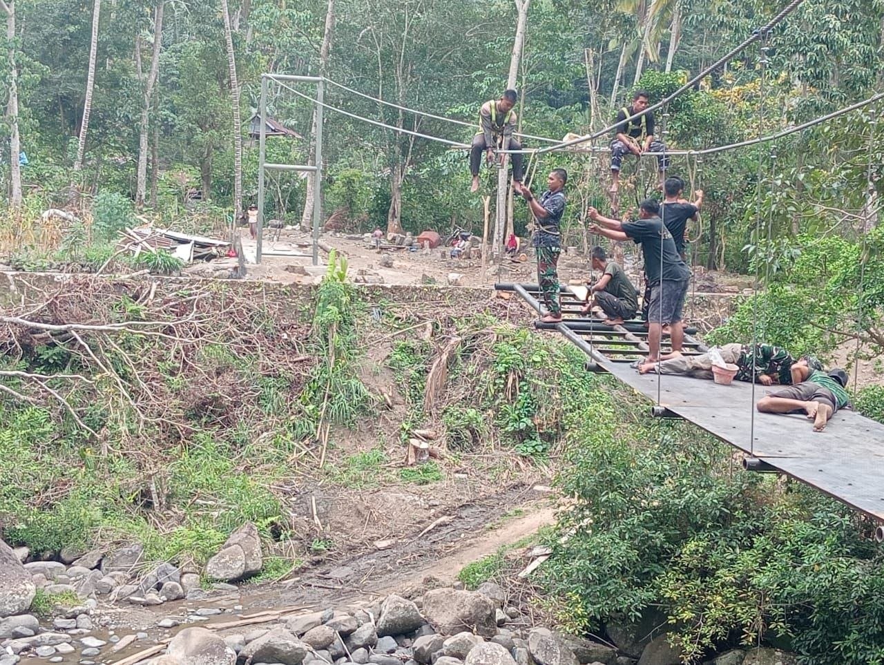Warga Bergotong Royong Pasang Besi Plat untuk Jembatan Gantung Pattuku