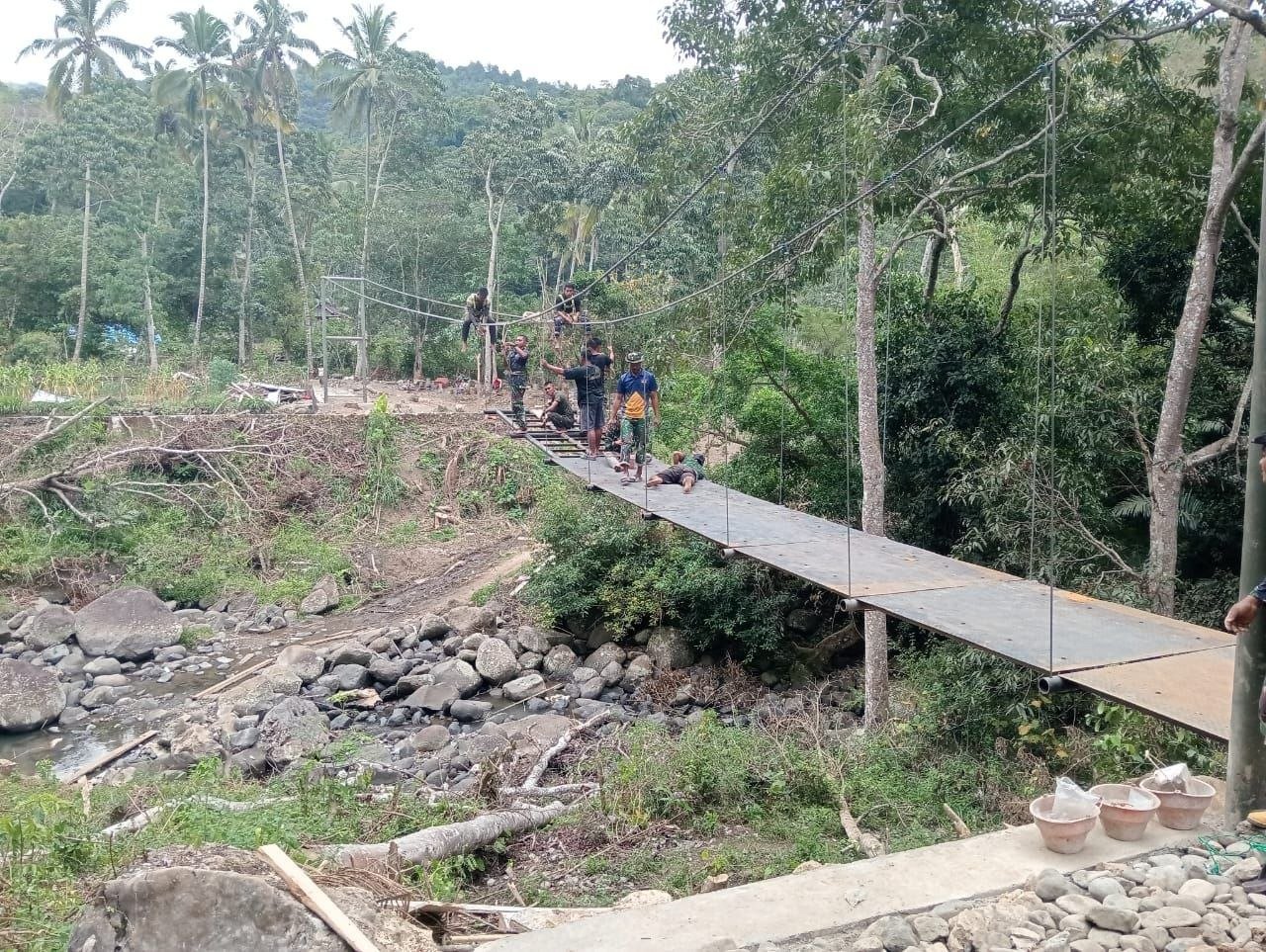Besi Plat Dipasang di Badan Jembatan, Akses Pattuku–Lemo Makin Terlihat