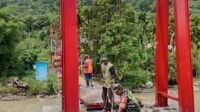 TNI dan Warga Lanjutkan Pemasangan Kabel Sling di Jembatan Gantung Perintis Garuda TNI dan Warga Lanjutkan Pemasangan Kabel Sling di Jembatan Gantung Perintis Garuda