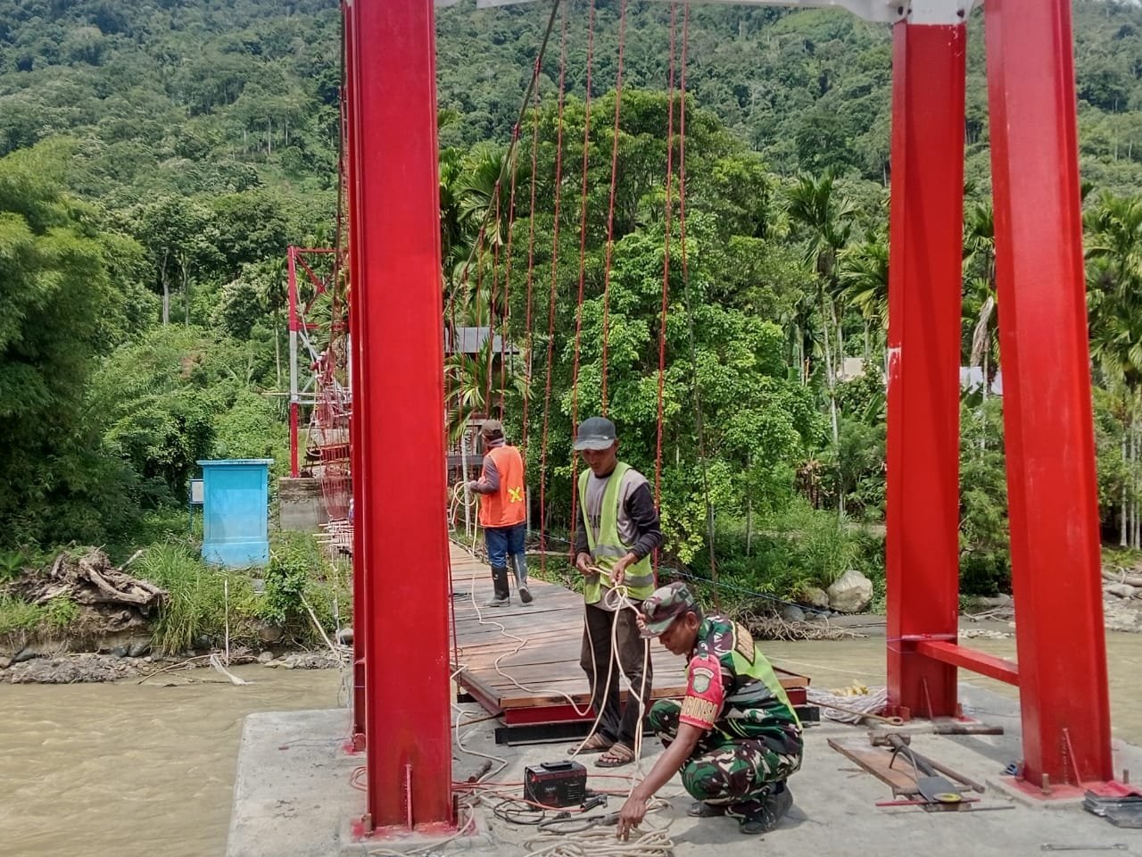 TNI dan Warga Lanjutkan Pemasangan Kabel Sling di Jembatan Gantung Perintis Garuda