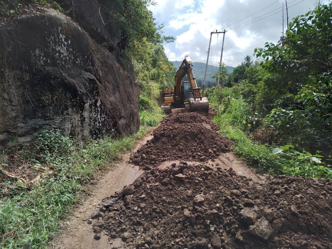 Bagaimana Excavator TMMD Memperbaiki Jalan di Desa Patukku