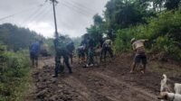 Warga dan Satgas TMMD Bersama Ratakan Jalan di Samaenre