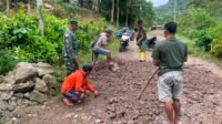 Warga Desa Pattuku dan Satgas TMMD Bersama-Ramai Haluskan Timbunan Jalan Warga Desa Pattuku dan Satgas TMMD Bersama-Ramai Haluskan Timbunan Jalan