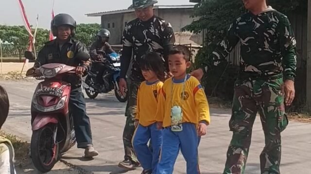 Sikap Sederhana Prajurit Saat Mengawal Anak Sekolah Jadi Bukti Kedekatan dengan Warga