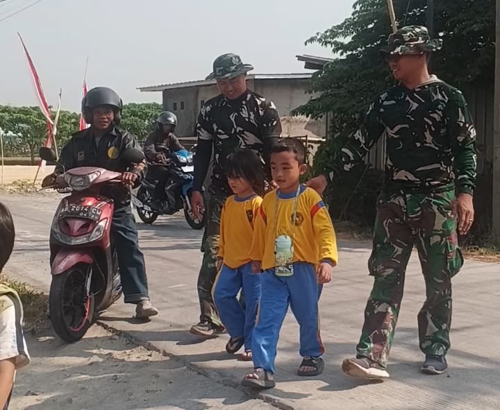 Sikap Sederhana Prajurit Saat Mengawal Anak Sekolah Jadi Bukti Kedekatan dengan Warga