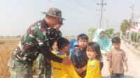Senandung Senyum Anak: Momen Satgas TMMD yang Diingat Warga Parangjoro Senandung Senyum Anak: Momen Satgas TMMD yang Diingat Warga Parangjoro