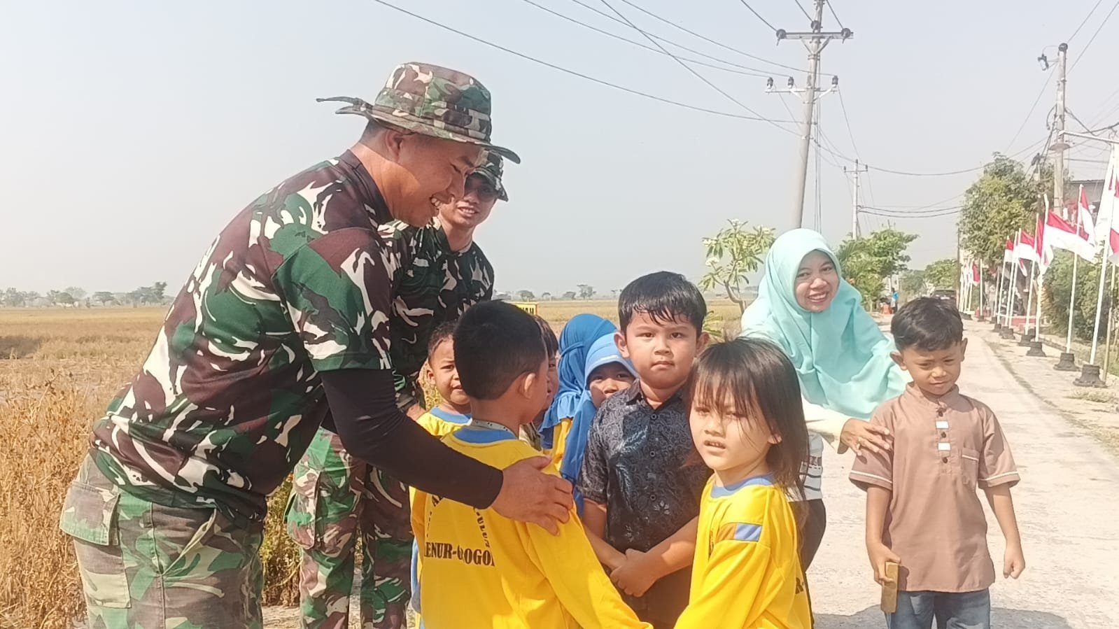 Senandung Senyum Anak: Momen Satgas TMMD yang Diingat Warga Parangjoro