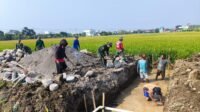 Gotong Royong Warga dan Prajurit Percepat Pembangunan Gorong-gorong di Parangjoro Gotong Royong Warga dan Prajurit Percepat Pembangunan Gorong-gorong di Parangjoro