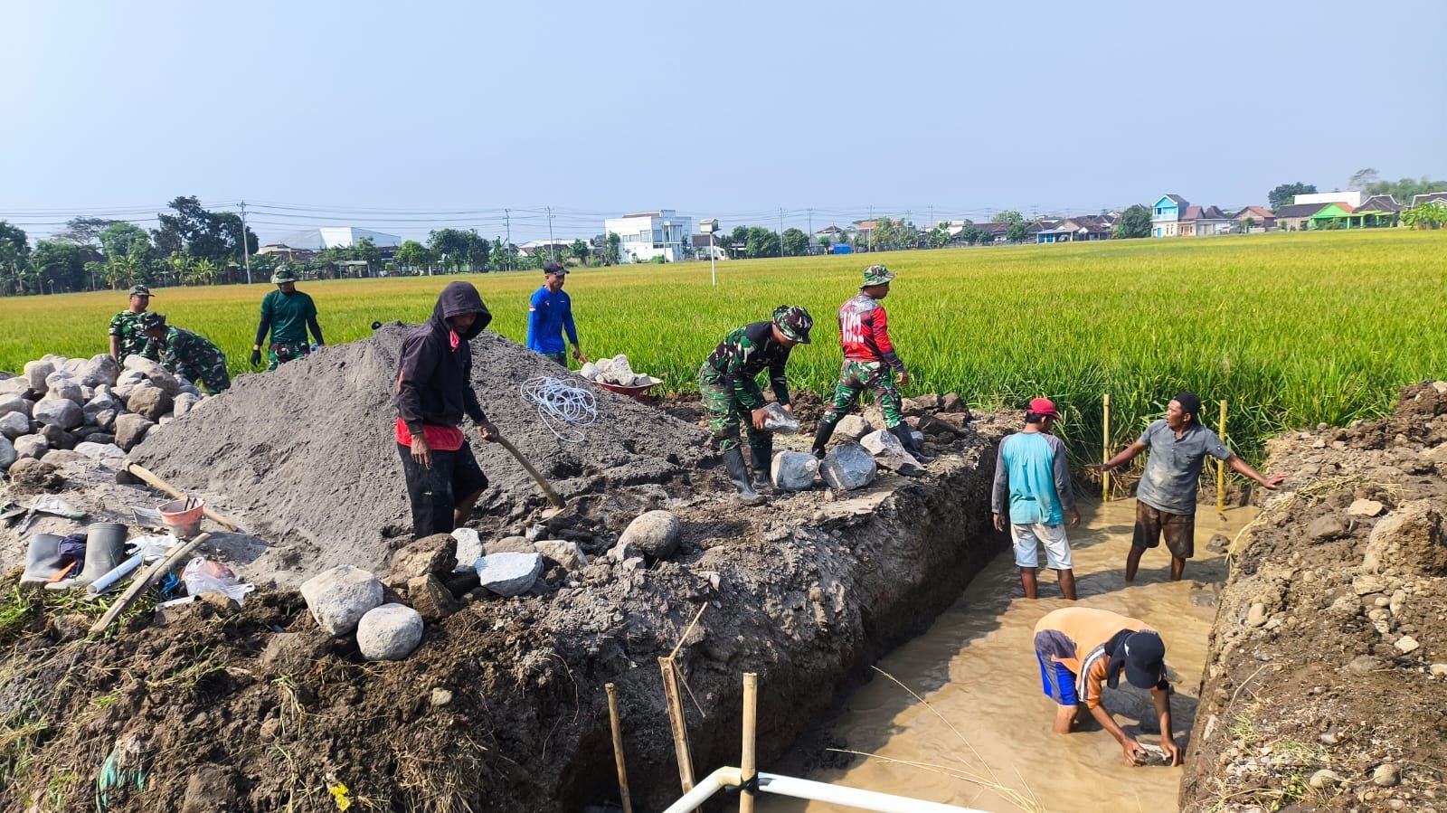 Gotong Royong Warga dan Prajurit Percepat Pembangunan Gorong-gorong di Parangjoro