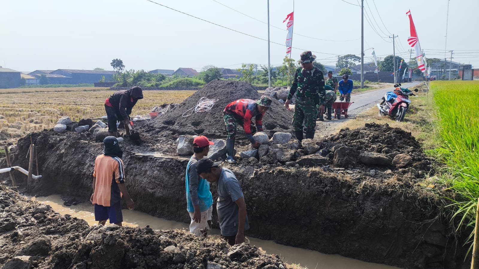 Warga Parangjoro Sambut Pembangunan Gorong-gorong oleh TMMD