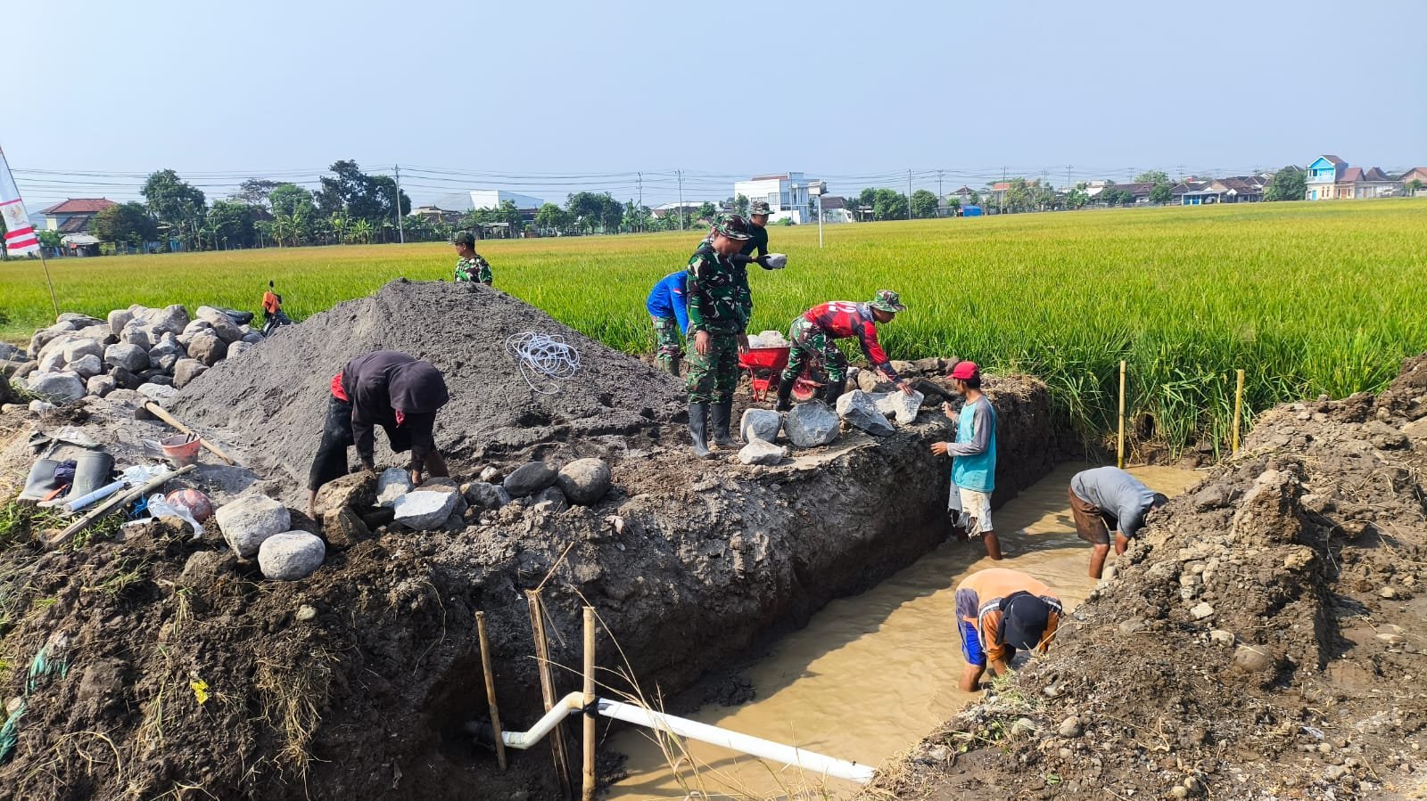 Gotong Royong dan TMMD Wujudkan Gorong-gorong untuk Parangjoro