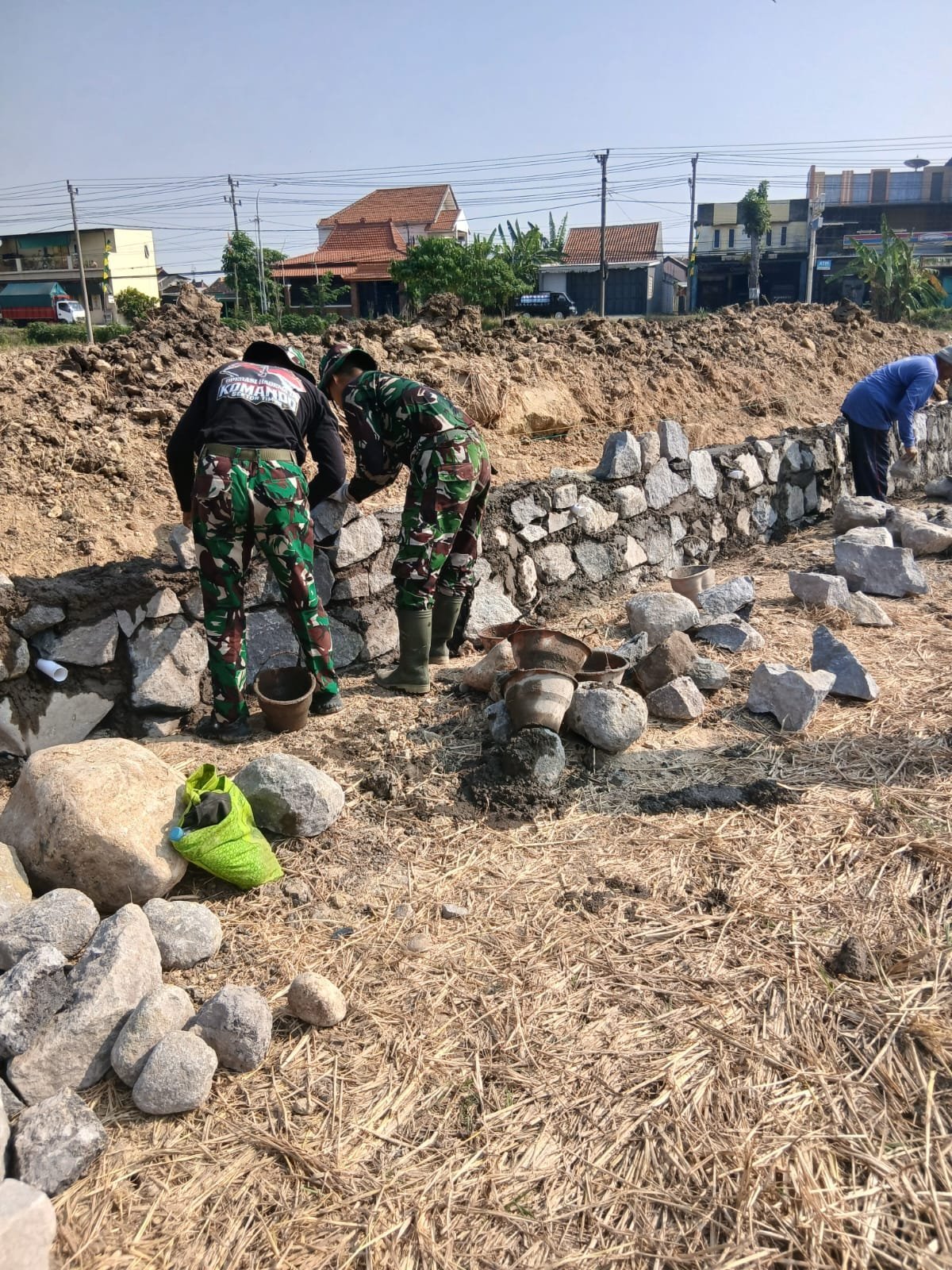 Batu Kali Disusun untuk Talud di Parangjoro oleh TMMD Kodim 0726/Sukoharjo