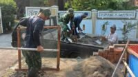 Gotong Royong Bersama Prajurit TNI Perbaiki Rumah Mardiono di Parangjoro
