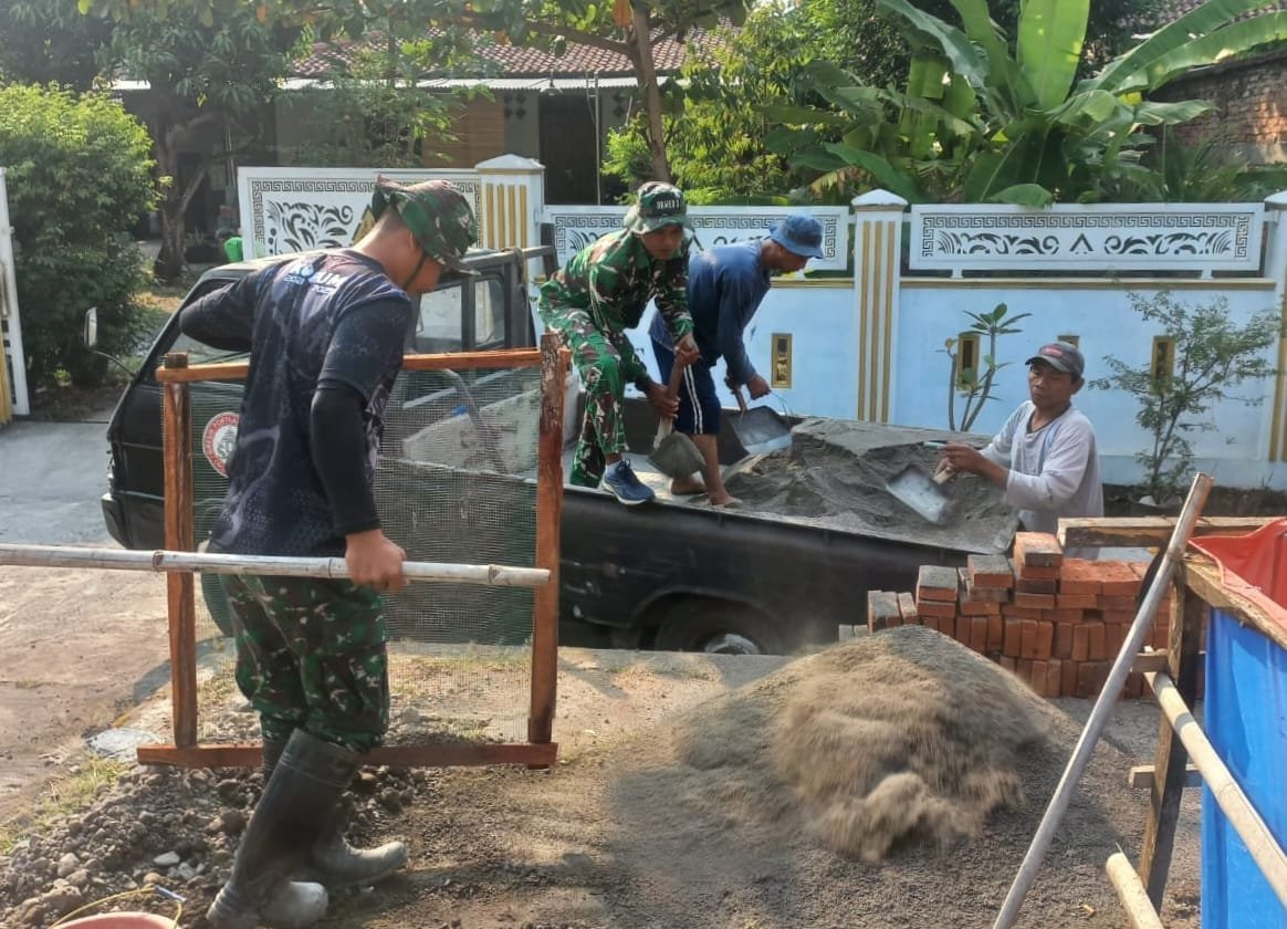 Gotong Royong Bersama Prajurit TNI Perbaiki Rumah Mardiono di Parangjoro