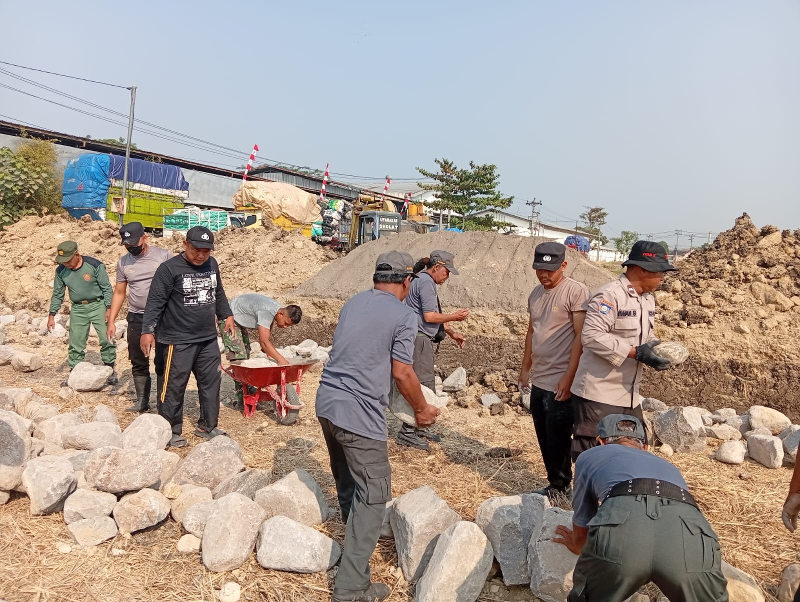 Budaya Gotong Royong Kian Kuat Berkat Keterlibatan Aparat di Parangjoro