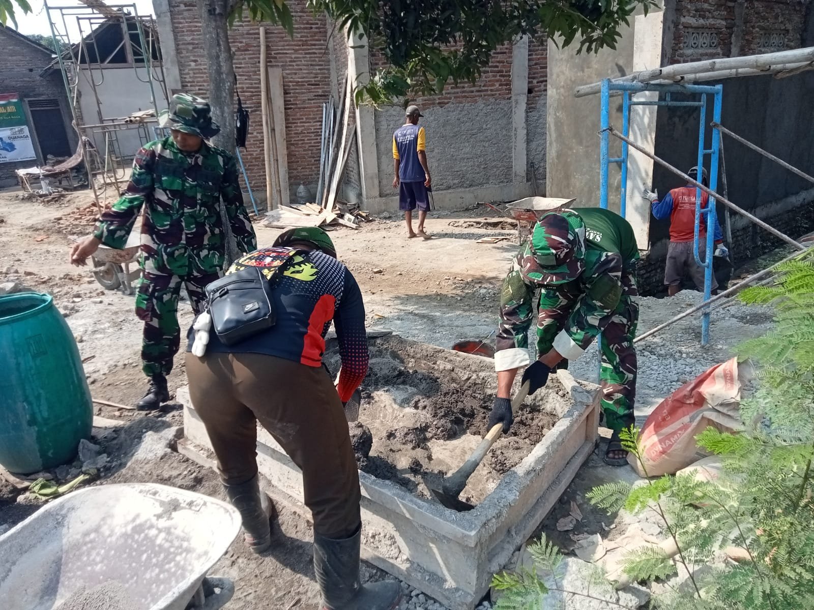 Kebersamaan Warga dan TMMD Perbaiki Masjid Al-Mubarok