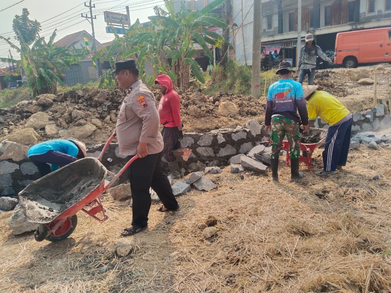 Talud di Parangjoro: Aksi Nyata Aparat Bersama Warga