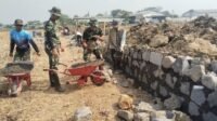Danramil Grogol Jadi Bagian Barisan Pekerja Saat Pembangunan Talud Danramil Grogol Jadi Bagian Barisan Pekerja Saat Pembangunan Talud