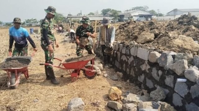 Danramil Grogol Jadi Bagian Barisan Pekerja Saat Pembangunan Talud