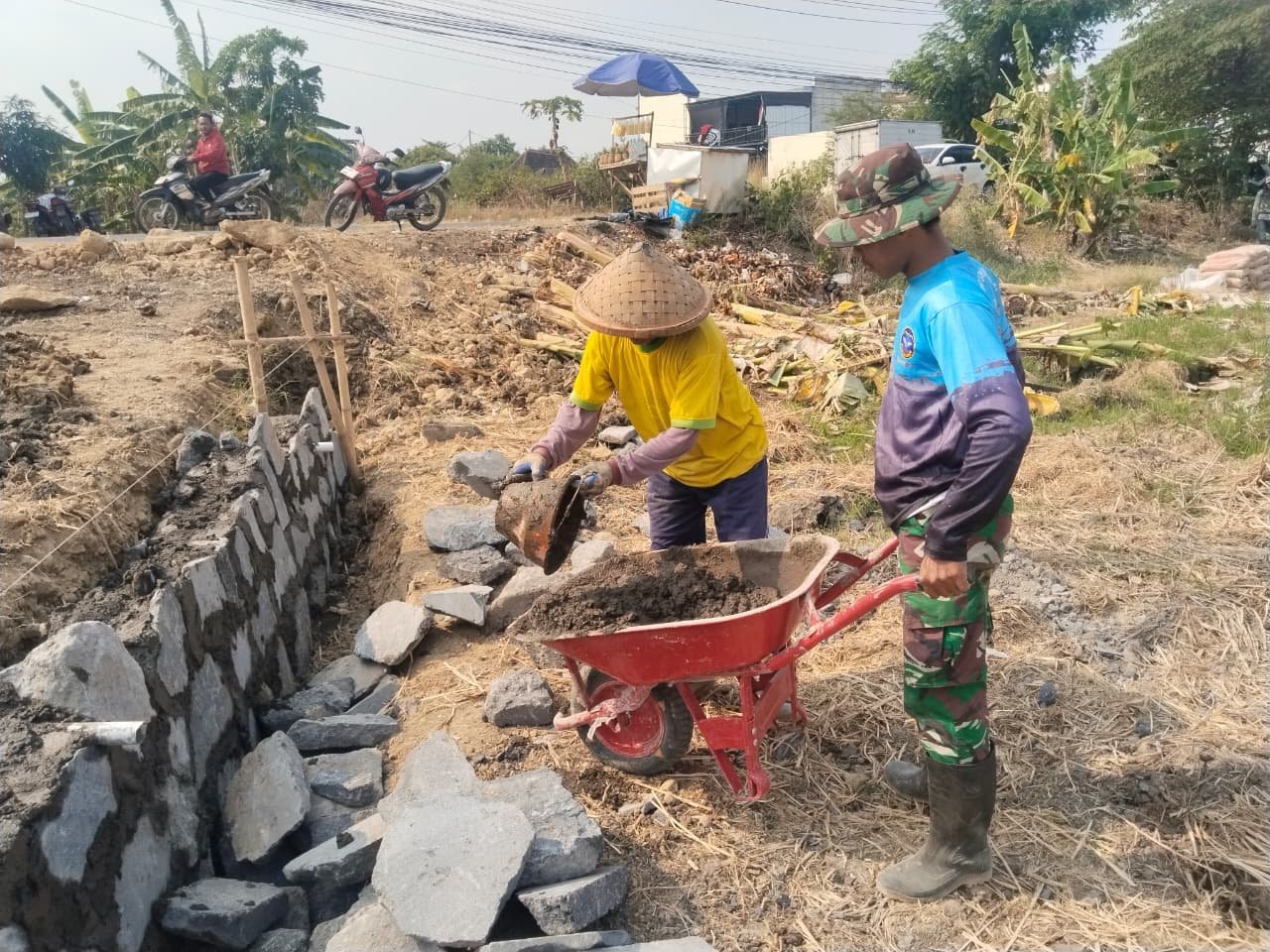 Pekerjaan Talud dan Semangat Gotong Royong di Desa Parangjoro