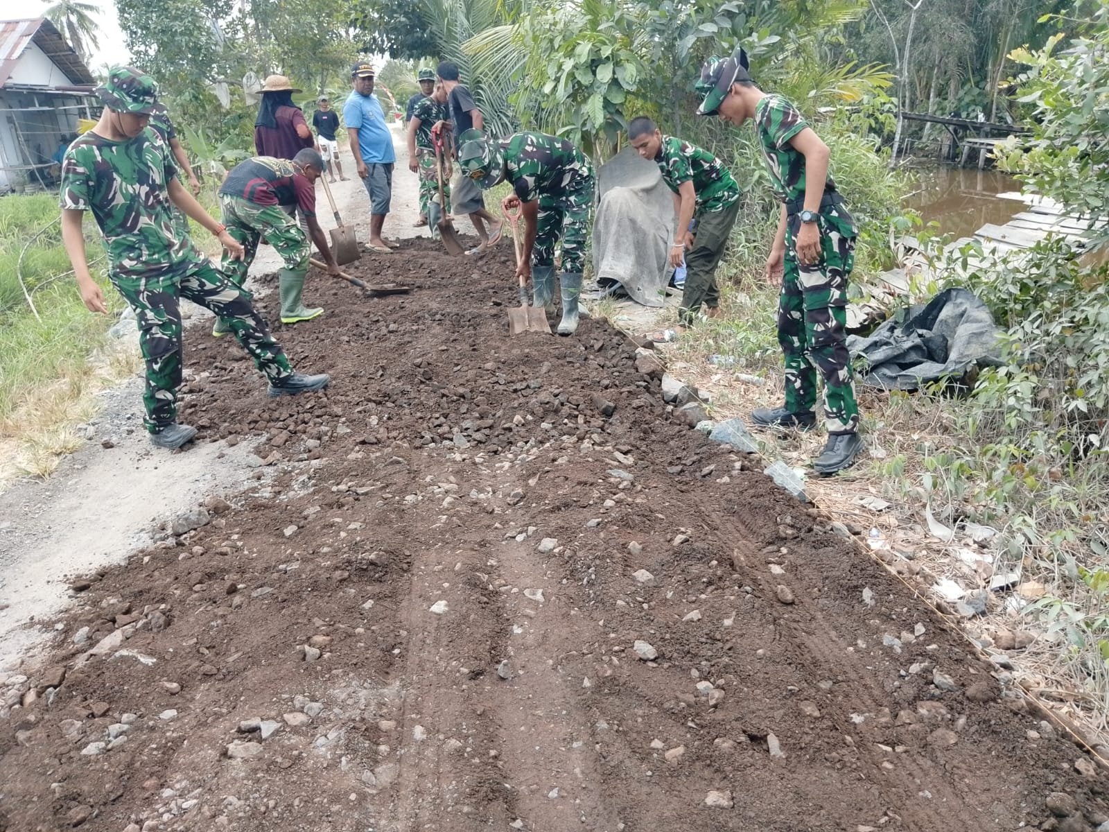 Perataan Jalan Tamban Bangun Menopang Mobilitas Desa