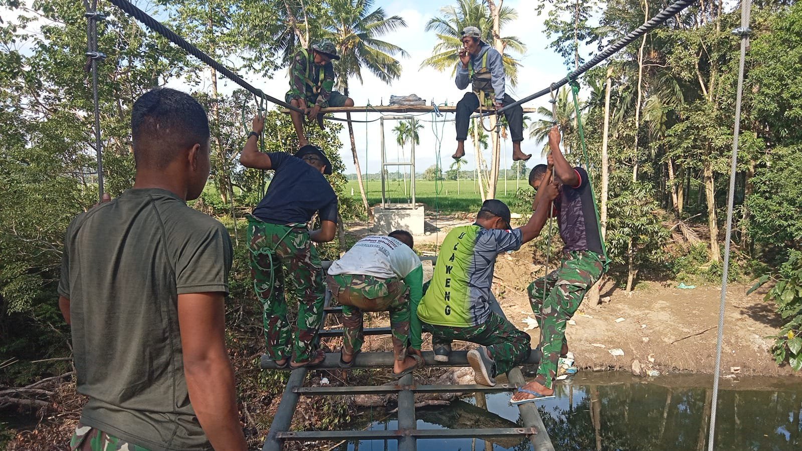 Pemasangan Lantai Jembatan di Desa Tadang Palie Dilakukan Bersama Warga dan TNI