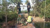 Pemasangan Lantai Jembatan Gantung Dipercepat di Sibulue Pemasangan Lantai Jembatan Gantung Dipercepat di Sibulue