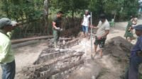 Gotong Royong Perkuat Jembatan Kayu Penunjang Pembangunan Jembatan Gantung Gotong Royong Perkuat Jembatan Kayu Penunjang Pembangunan Jembatan Gantung