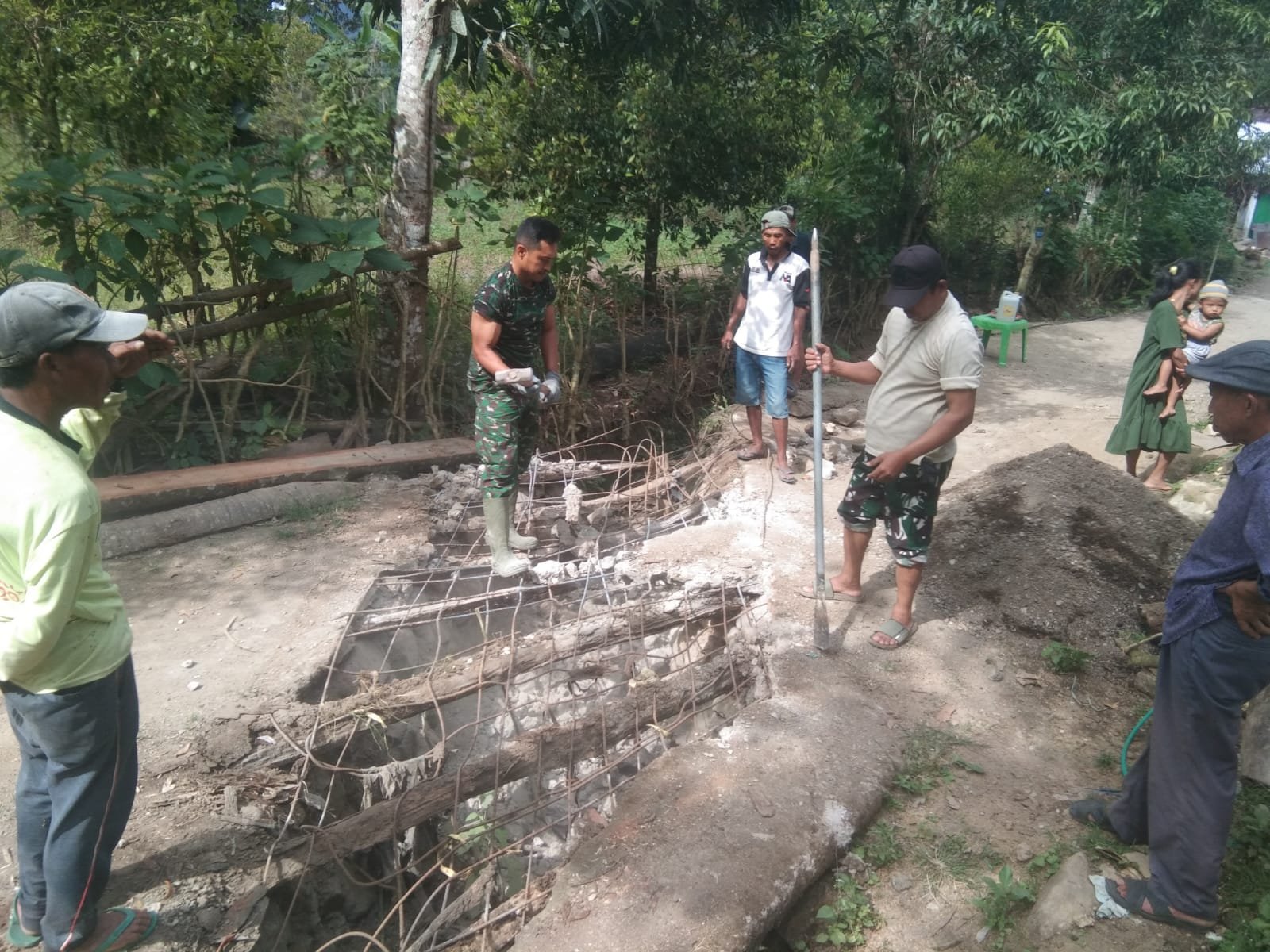 Gotong Royong Perkuat Jembatan Kayu Penunjang Pembangunan Jembatan Gantung