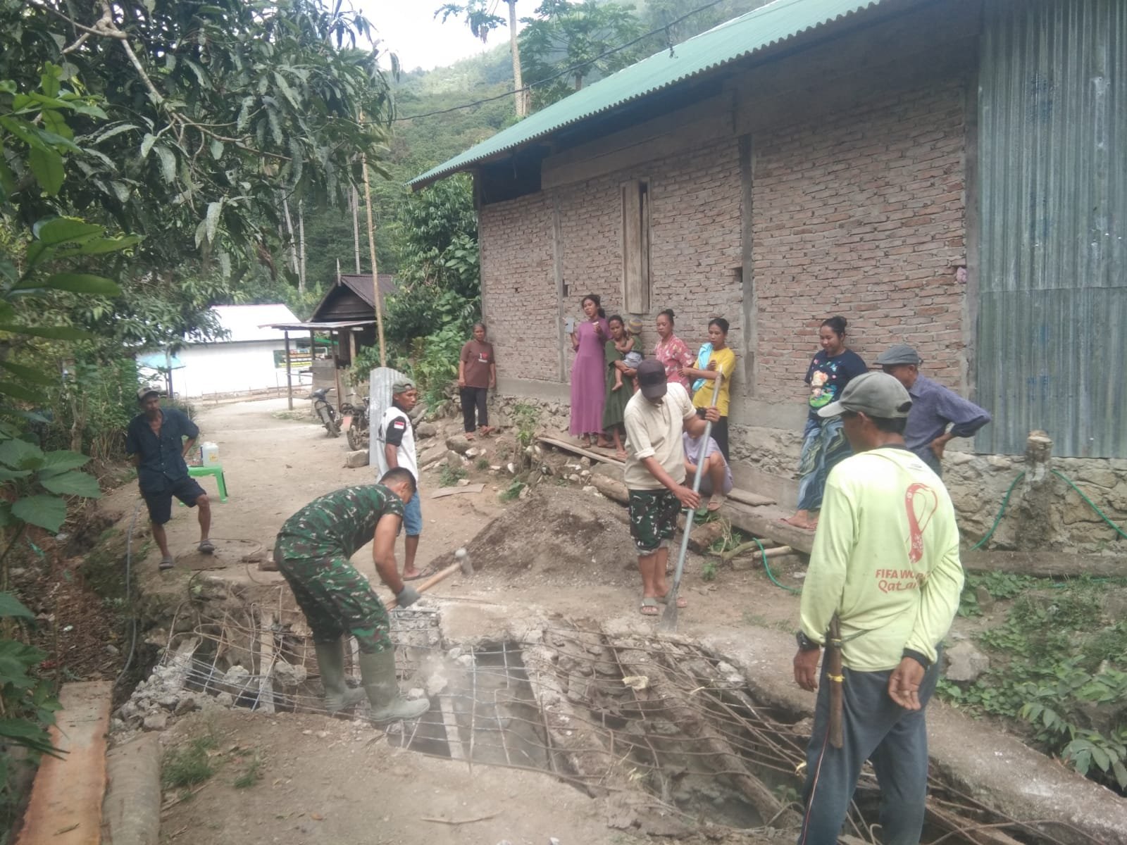 Gotong Royong Perkuat Jembatan Kayu untuk Akses Material di Pattuku