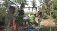 Warga Dampingi Pemasangan Lantai di Jembatan Gantung Tadang Palie Warga Dampingi Pemasangan Lantai di Jembatan Gantung Tadang Palie