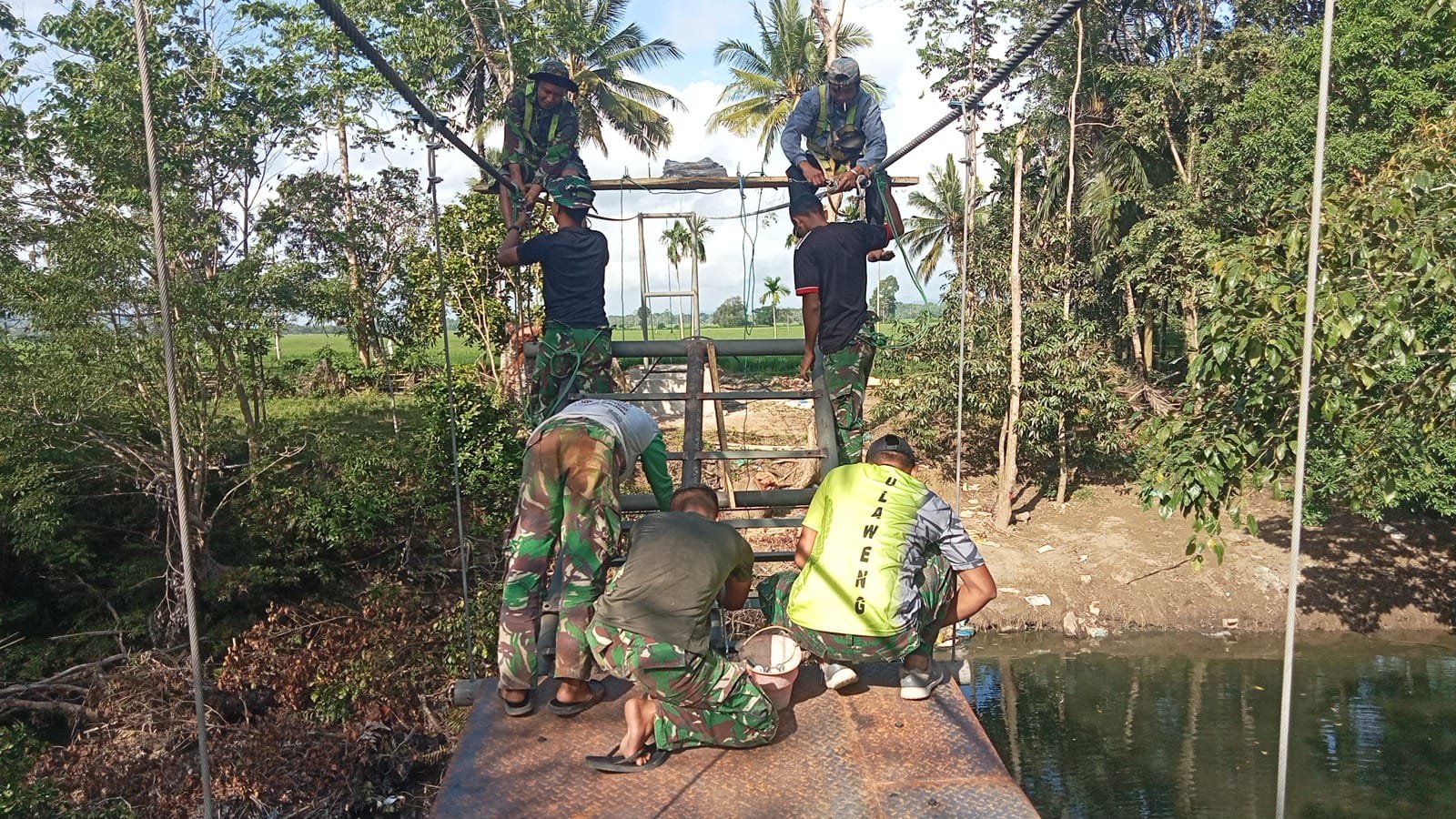 Perhatian pada Pemasangan Komponen Warnai Pembangunan Jembatan Gantung