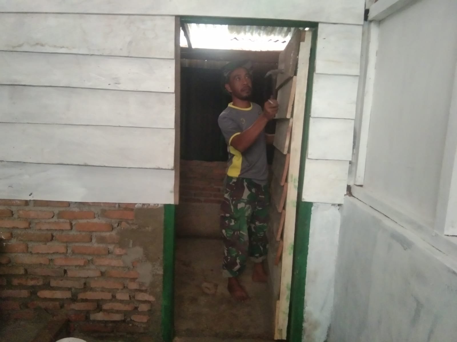 Satgas TMMD Pasang Pintu untuk Rumah Rehabilitasi di Patukku