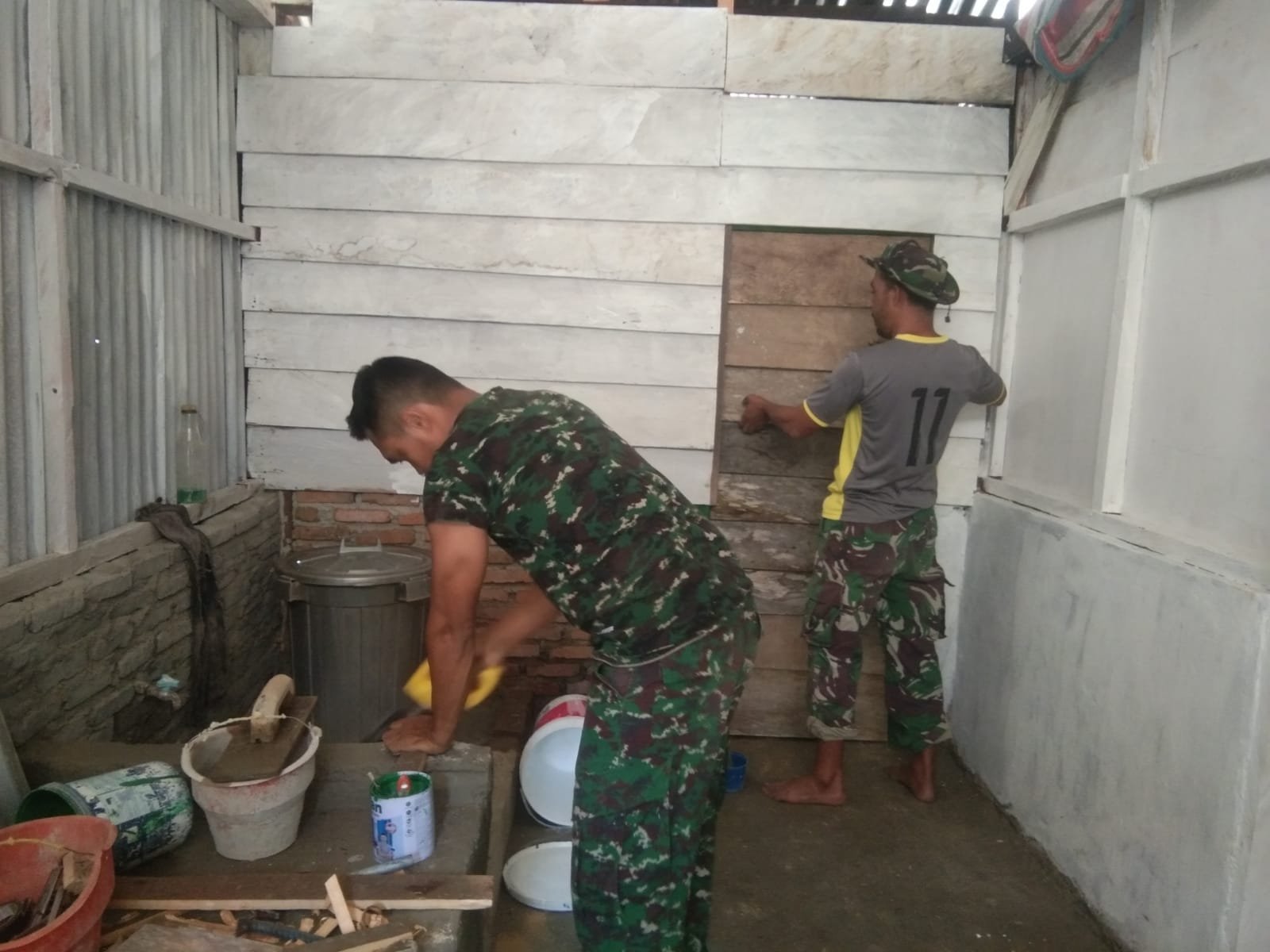 Hunian Bella di Patukku Makin Layak Setelah Pintu Kamar Mandi Terpasang