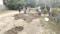 Anak Hingga Lansia Bantu Ratakan Timbunan Jalan di Desa Patukku