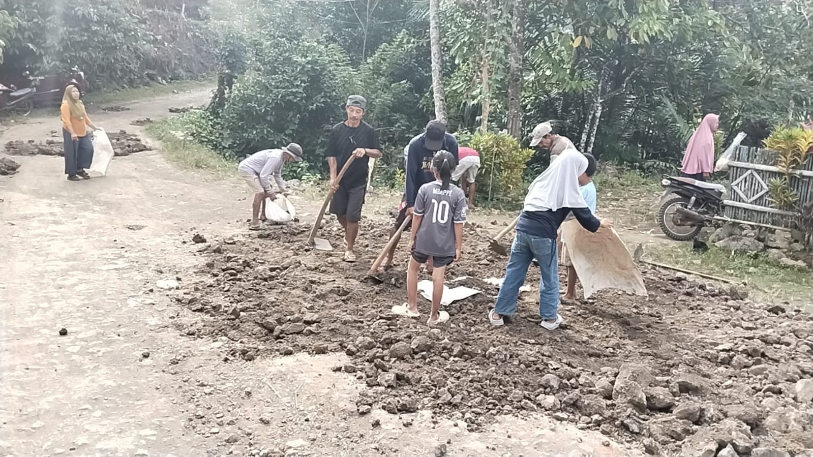Desa Patukku: Perataan Timbunan Jalan Dilakukan Manual oleh Warga